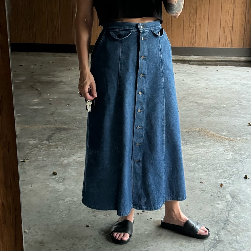 90s maxi pocketed full button closure medium perfect condition denim skirt